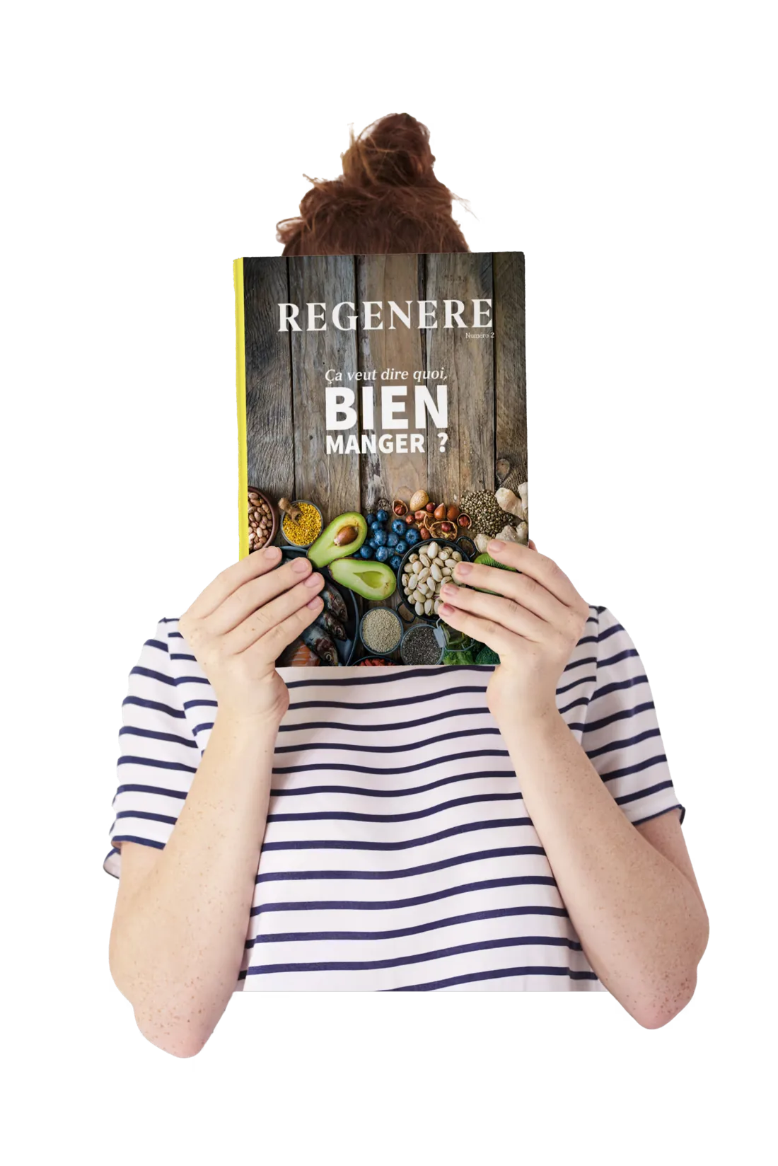 Lectrice tenant le numéro « Ça veut dire quoi, bien manger ? » devant son visage